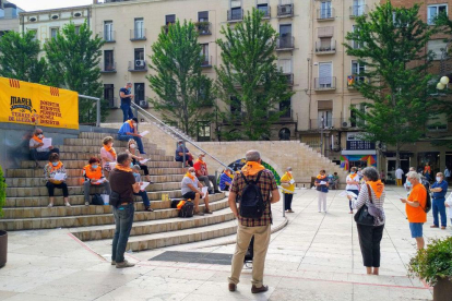 La Marea Pensionista homenajea a los mayores fallecidos  -  La Marea Pensionista volvió ayer a concentrarse en la plaza Sant Joan de Lleida tras 3 meses. Los asistentes recordaron que la mayoría de muertos por la Covid son jubilados, les homenaje ...