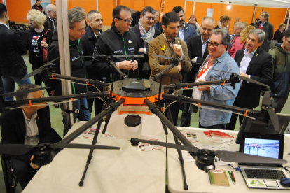 El conseller visitó los diferentes estands dedicados a drones para aplicaciones agrícolas. 