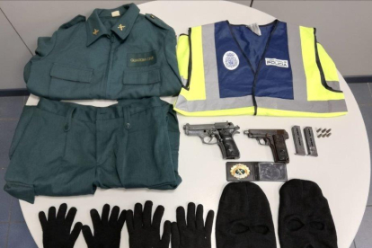 Uniformes policiales y armas, entre los objetos intervenidos. 
