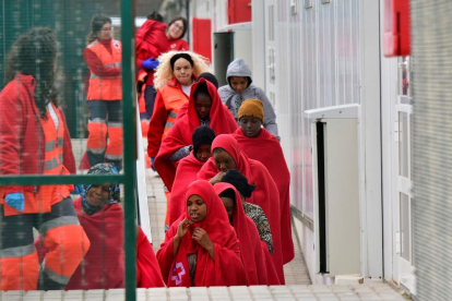 Els efectius de la Creu Roja van atendre els migrants a l’arribar al port d’Almeria.