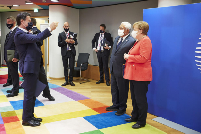 El primer ministro italiano toma una fotografía de sus homólogos portugués y alemana.