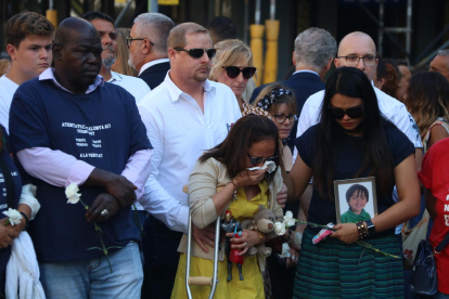 Turistes passen per la placa en record de l’atac jihadista a Cambrils, ahir.