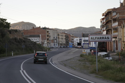 La carretera N-230 al seu pas per la població d'Alfarràs.