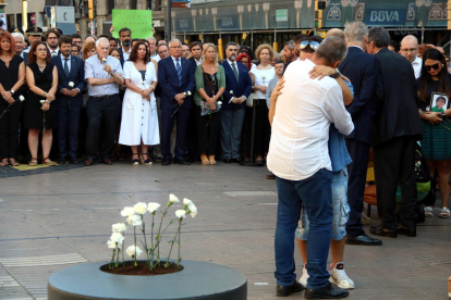 Turistas pasan por la placa en recuerdo del ataque yihadista en Cambrils, ayer.