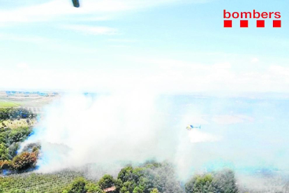 Un helicòpter de Bombers, en l’incendi d’ahir a Lleida.