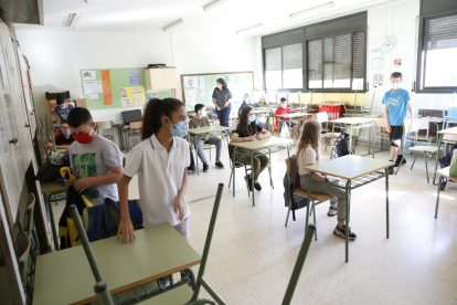 Escolars amb mascareta en una aula el mes de juny passat, durant la reobertura dels centres.