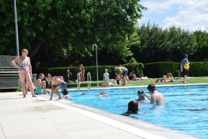 Imatge de veïns i turistes de la Seu d’Urgell banyant-se ahir a la piscina municipal.