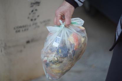 Tant els contenidors com les bosses d’escombraries estan identificats amb QR.