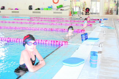 Un operario del gimnasio Trèvol desinfecta una máquina de fitness.