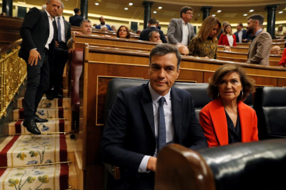El presidente del Gobierno en funciones, Pedro Sánchez, y la vicepresidenta, Carmen Calvo, al inicio de la sesión de control.
