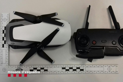 Els agents van trobar el dron, de 430 grams i valorat en més de 800 €, amagat entre unes herbes.