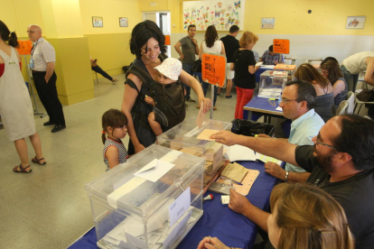 Imagen de archivo de un colegio electoral en Lleida durante unas elecciones generales.