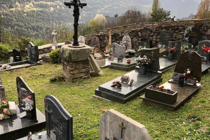 La brigada hizo el mantenimiento de los cementerios de Vielha.