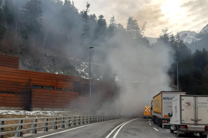 Una gran humareda a causa del incendio impidió la visibilidad en los accesos al túnel en la N-230, que fue cortada durante dos horas.  