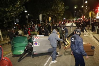 Els radicals van fer barricades amb contenidors per protegir-se de les càrregues policials.