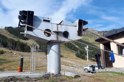 Imagen del desmontaje del antiguo telesilla de la estación de esquí de Espot. 
