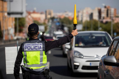 Un agente controla las salidas y entradas de Madrid, perimetrada.