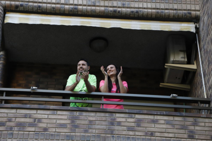 Una pareja aplaudiendo ayer desde su balcón en Cappont.