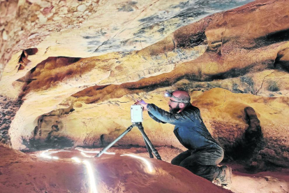 Procés d’escaneig en 3D dels gravats trobats recentment en una àrea de la cova de la Font Major de l’Espluga de Francolí.