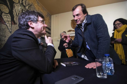 L'expresident català Carles Puigdemont firma el seu llibre 