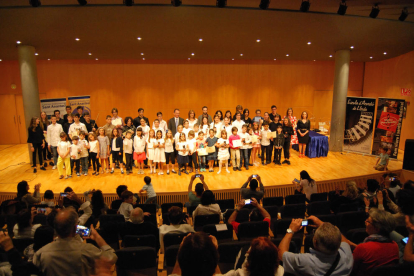 Imatge d'arxiu dels participants de la divuitena edició del Concurs Instrumental Sant Anastasi, després de l'entrega de premis a l'Auditori Enric Granados.