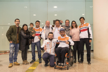 Jaume Betriu, junto a su pareja Laia Sanz, fue recibido en el aeropuerto por familiares y amigos.