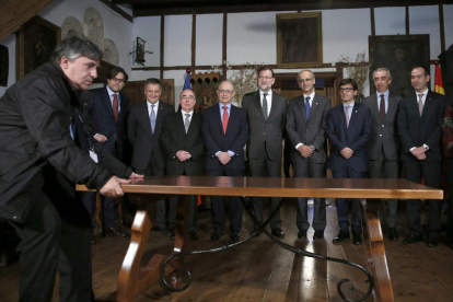 Els expresidents espanyol i andorrà (centre), durant la preparació d’una reunió a Andorra el gener del 2015.