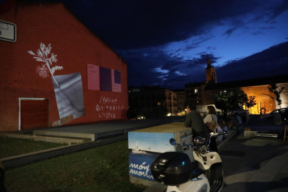 Proyección anoche en una de las fachadas del Centre d’Art Contemporani la Panera de Lleida del ‘mapping’ titulado ‘Acomiadem-nos’.