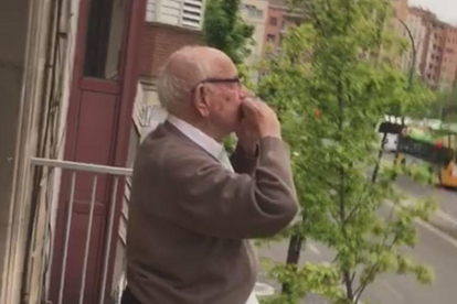 L'emotiva felicitació de veïns a un lleidatà que compleix 100 anys