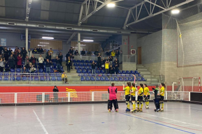 Les jugadores del Vila-sana aplaudeixen els aficionats que les van acompanyar ahir a Manlleu.