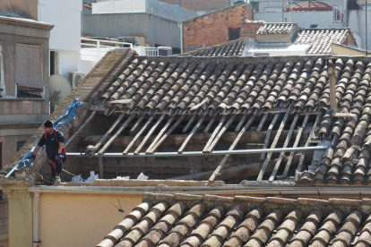 Un operario trabajando ayer enla zona del tejado de la capilla que se hundió en julio por las lluvias.