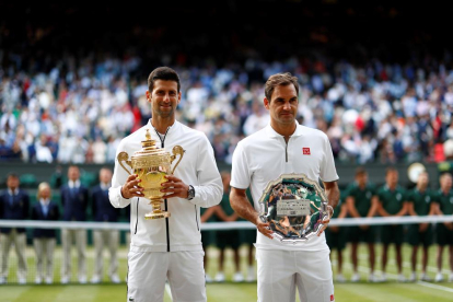 Djokovic y Federer, ayer tras la final más larga de la historia de Wimbledon que se adjudicó el serbio.