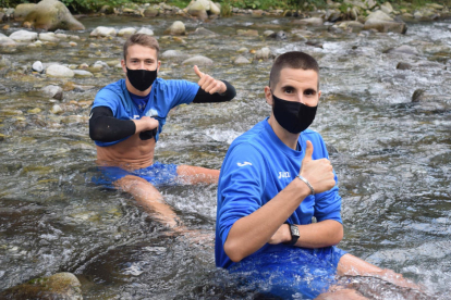 Els jugadors del Lleida van gaudir ahir d’un bany al riu després de l’entrenament a Aran.