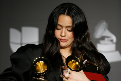 Rosalía s'endú cinc Grammy Llatins