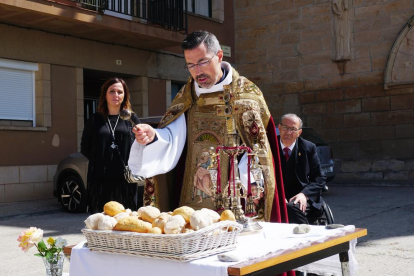 Després de l'Eucaristia, mossèn Josep M. Vilaseca va beneir els pans.
