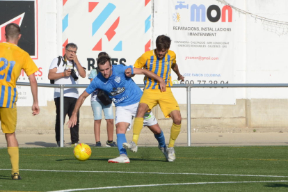 Un jugador del Alcarràs pelea un balón con otro del Sant Just, en una imagen de archivo del partido de la primera vuelta.
