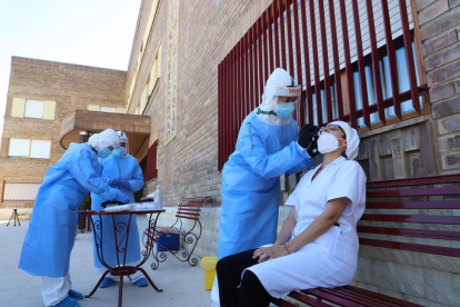Imagen de archivo de sanitarios haciendo la prueba del coronavirus al personal de la residencia de Aitona. 