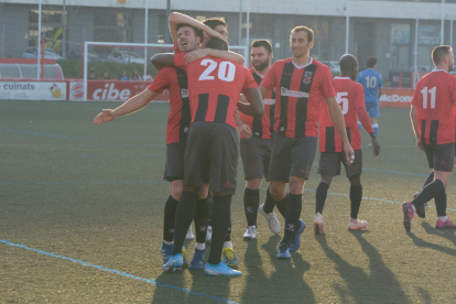 El EFAC celebra uno de los goles que le dieron ayer el triunfo en el Ramon Farrús ante el Vista Alegre.
