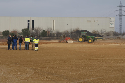 Vista del inicio de las obras ayer en el solar de más de 13.000 metros cuadrados que acogerá la nueva sede de Ilersis en el Camí dels Frares. 