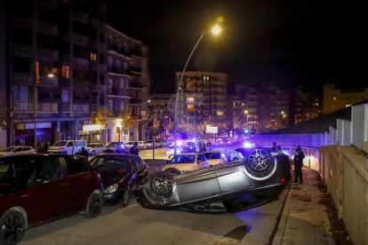 Imputat després de bolcar amb el cotxe a Lleida i duplicar la taxa d'alcohol