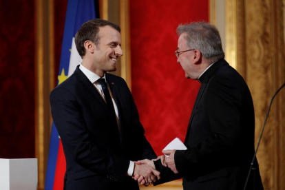 Luigi Ventura saludando al presidente de Francia Macron.