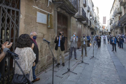 La semana cultural Isagoge arrancó con el descubrimiento de una placa en la casa natal de Josep Benet.