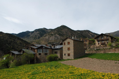 Imagen de una vista del pueblo de Asnurri, en Les Valls de Valira. 