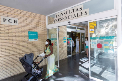 Una dona surt amb el seu nadó d’un centre de salut de Saragossa de sotmetre’s a una prova PCR.