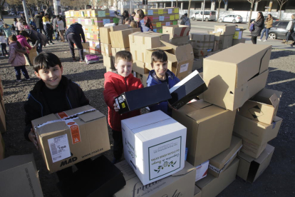 Niños 'construyendo' el instituto de Cappont con cajas de cartón en un acto reivindicativo.