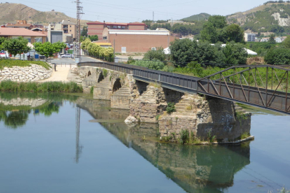 Vista general del puente medieval de Alfarràs. 