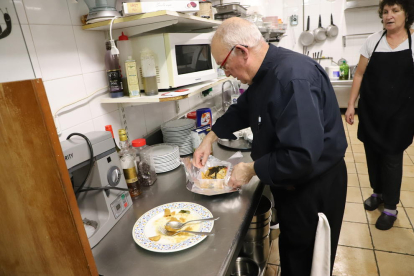 Táperes para lo que queda -  Aunque el Parlament tramita desde marzo una ley para obligar a los restaurantes a proporcionar envases gratuitos para llevarse a casa las sobras, ya hay muchos establecimientos que ofrecen estos táperes. En la imagen, ...