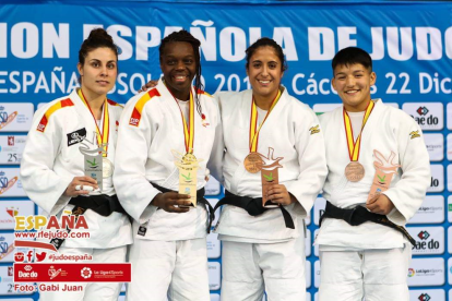 Daniel Pions, primero por la izquierda, durante una competición estatal de judo.