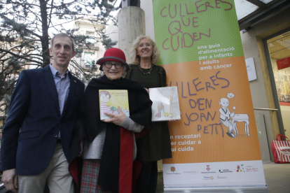 El impulsor del libro, Joan Torner, la ilustradora Pilarín Bayés y la nutricionista Antonieta Barahona.