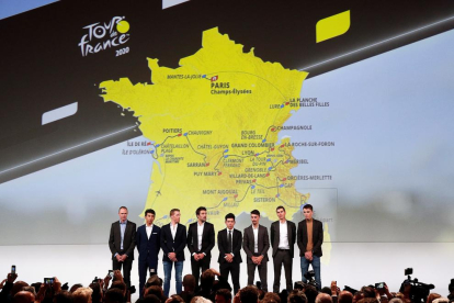 El guanyador Egan Bernal, amb altres companys ciclistes, durant la presentació del Tour de França.